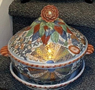 Stunning Covered Casserole Dish with under plate