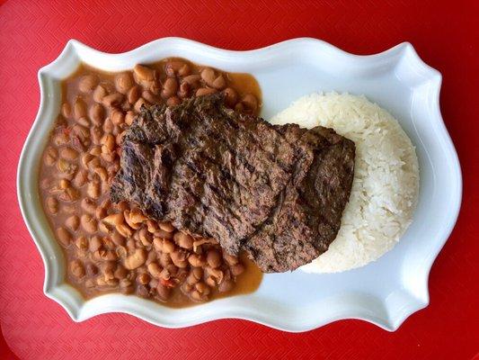 Arroz con menestra y carne asada. White rice with beans and grilled steak