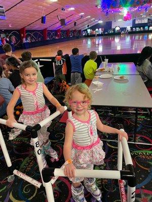 The skating helpers come in 3 sizes