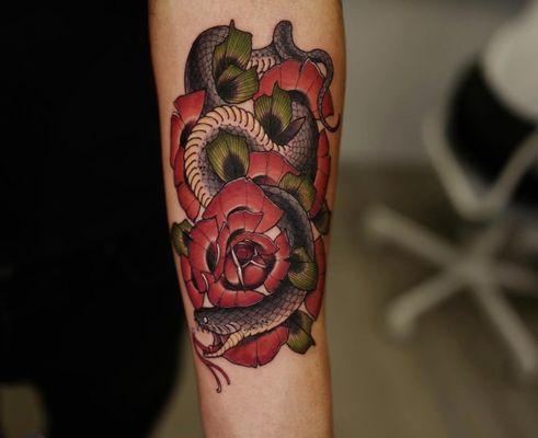 Snake and rose tattoo done by guest artist: @sini_tattooer