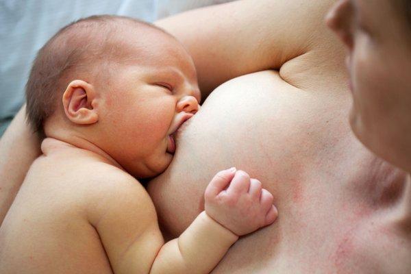 Sophie helps mom to find comfortable positions and pain-free latch to feed babies.