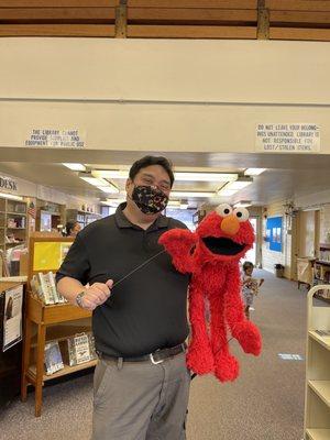 It's Elmo & puppeteer extraordinaire, Art, volunteering at the free comic book day, 2022.