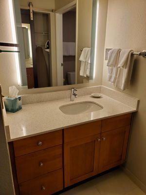 Sink with four towels and one bar soap. I asked for another bar soap for the kitchen, but the hotel staff told me they were out.