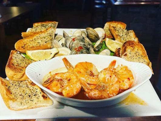 Spicy Garlic Shrimp & Clams with Garlic Bread!