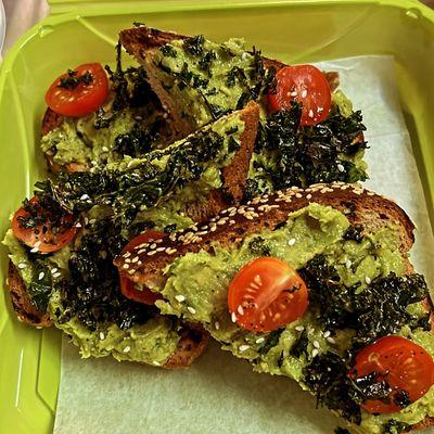 Avocado Toast with Kale Chips and tomato