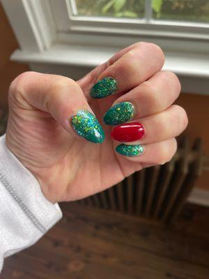 Glitter ombré dip nails with a festive twist for Christmas by nail tech Jenny!!