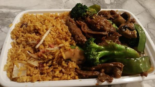 Delivery tonight arrived hot and perfect! Beef and broccoli combo plate with mushrooms and snow peas added.