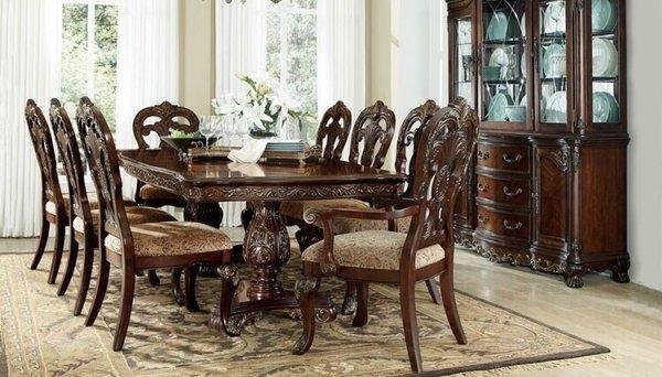 Beautiful 6 or 8 chair dinning table