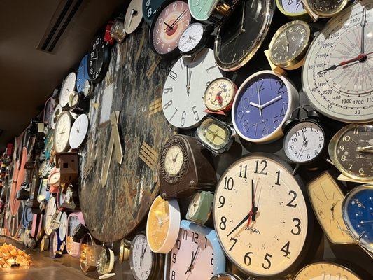 Clock wall