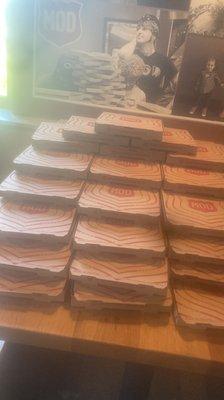 200 pizza boxes