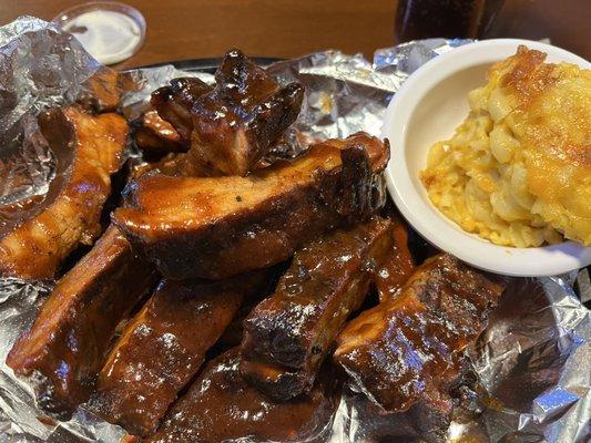 Full rack of ribs with mac and cheese