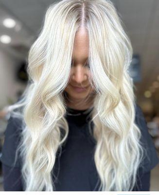 Platinum blonde highlights by Kailah Vaughn IG: @islamonetbeauty