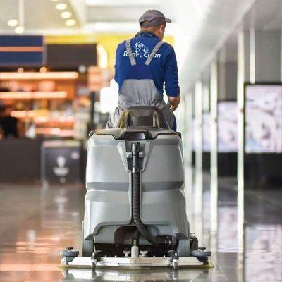 Floor scrubbing machine