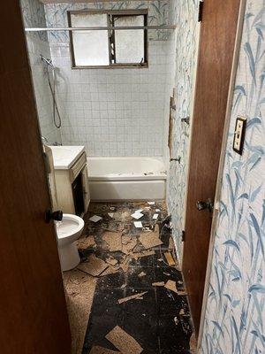 Bathroom demo
 
 #bathroomdemo
 #tileremoval
 #toiletremoval
 #haulaway
 #junkremoval