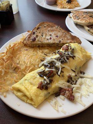 Wild rice omelette with hash browns and wild rice cranberry toast