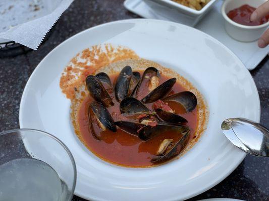 Mussels in spicy red sauce