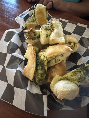 Pesto knots