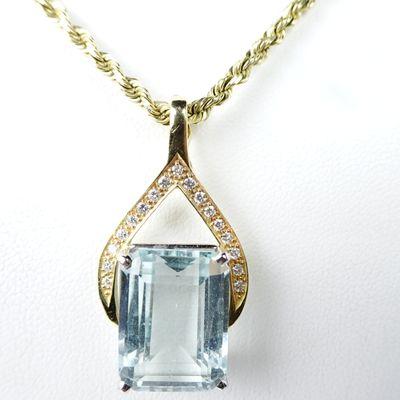 14k Rose Gold, 8.5 ct Fine natural Aqua, pendant. Open/close bale, will fit most any chain, including pearls!