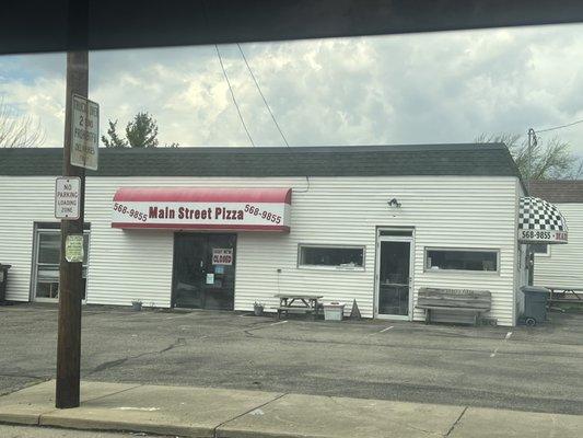 Main Street Pizza is closed on a Saturday afternoon.