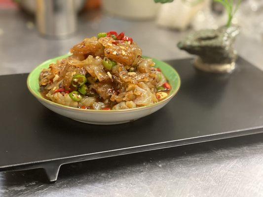 醋椒海蜇 （jellyfish in vinegar sauce)