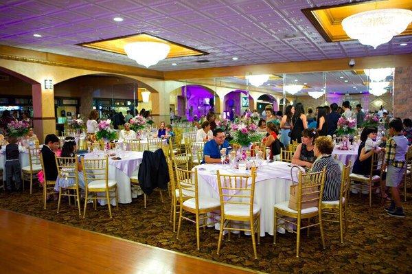 Very clean and elegant setting of the tables.