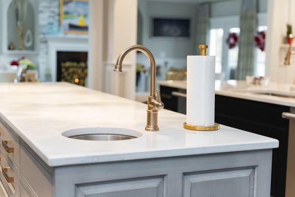 Countertop in kitchen island with sink cut-out