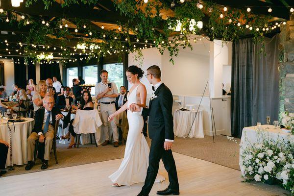 photo captured by Elsa Boscarello Photography, indoor reception at Tannenbaum