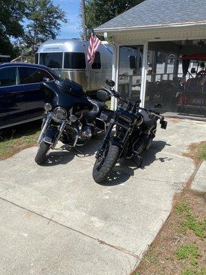 2007 Electra Glide Std ( left) , 2018 Fatbob