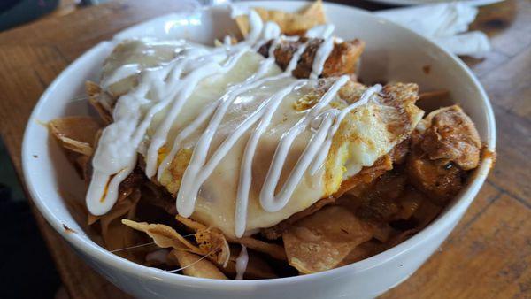 Chilaquiles con carne y huevo