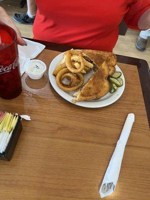 Burger melt & onion rings