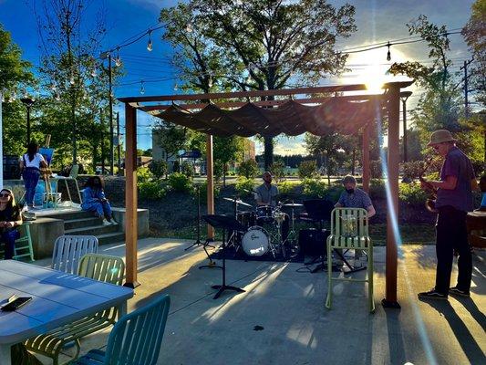 Awesome patio! Painting & live jazz!