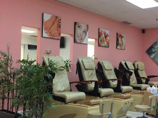 California Nails pedicure room.