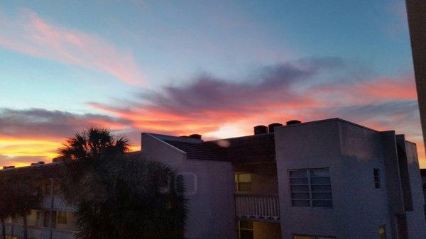 Amazing sunrise in Tamarac, Fl. Must thank the Lord for delighting our eyes with his mesmorizing creation  Marth Picón  in Tamarac, Fl