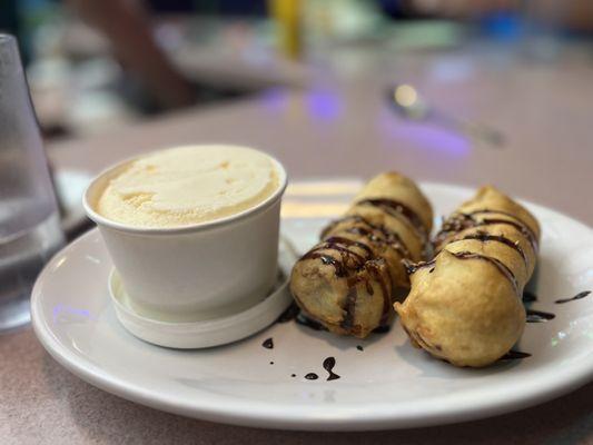 Fried bananas with coconut ice cream