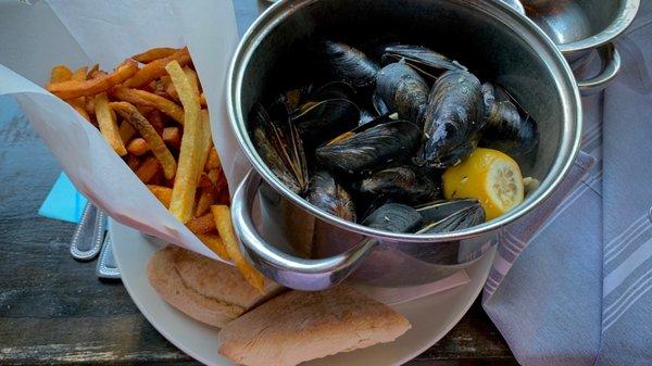 Moules Frites (half)  Allagash white