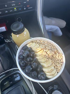 Açaí berry bowl w/ honey and a burn juice