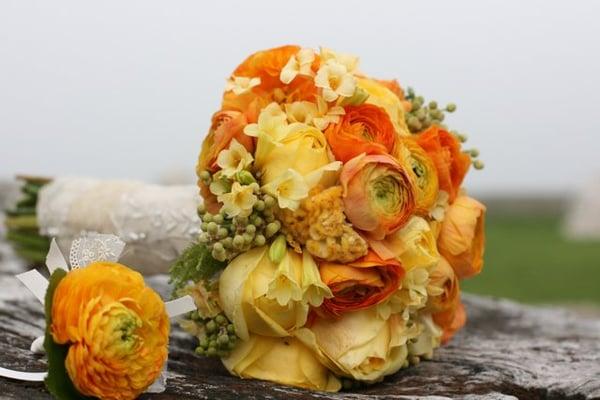 Bride's bouquet and groom's boutonniere