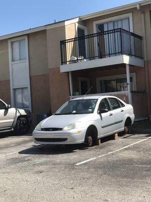 Aquí está otro carro que amaneció sin llantas si usted quiere que su carro amanezca así no venga a vivir aquí aquí no es seguro para nadie