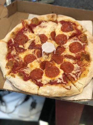 Traditional pie w/ pepperoni