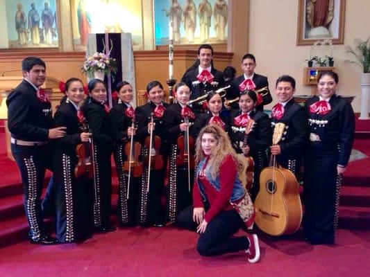 Una fan con el mariachi en nuestra iglesia San Lorenzo en Oakland, CA.