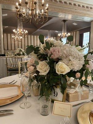 Lush, low centerpieces at the Athletic Club of Columbus