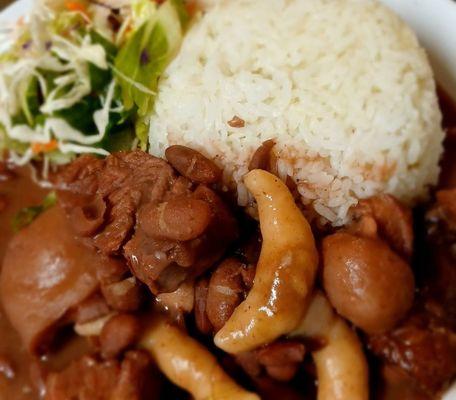 Pigtails stew peas