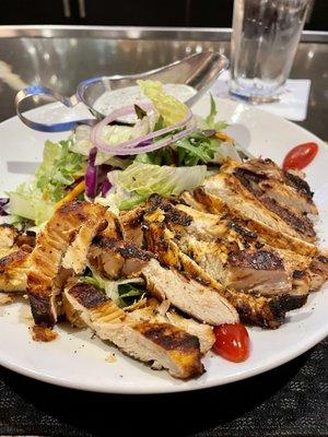 Side salad with grilled chicken and blue cheese dressing