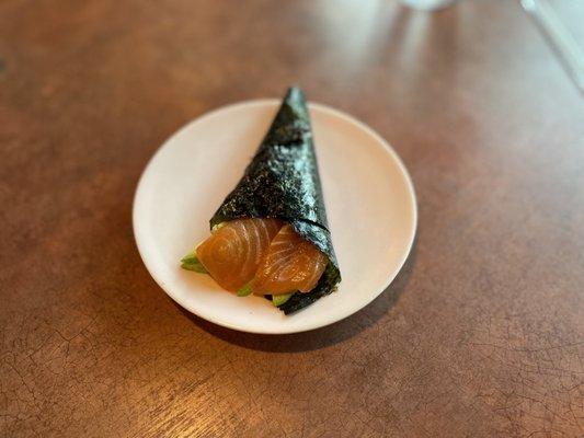 Salmon hand roll