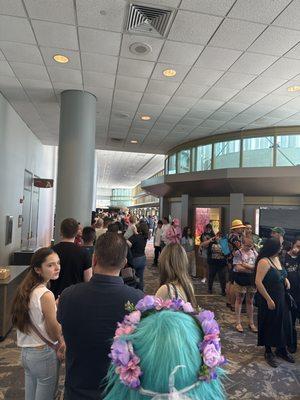 The lines to buy tickets to Comic Con 2024!