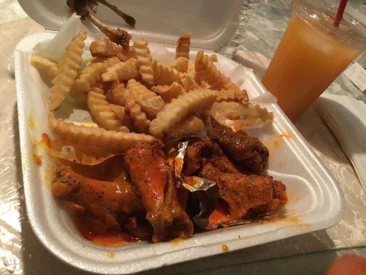 10 piece wing combo  Splash (L) Hot w/ lemon pepper (R)  Mango drink