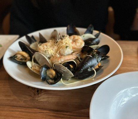 Seafood linguine