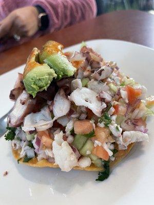 Tostada de camarón y pulpo