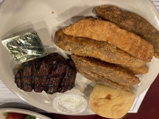 Filet with friendly potatoes.