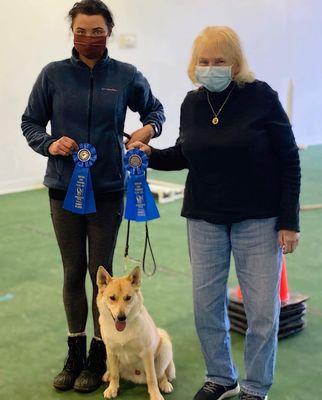 Anna Makin and Axel with Mary Jo proudly showing off his first place ribbons for his first leg in Beginners Novice Title!